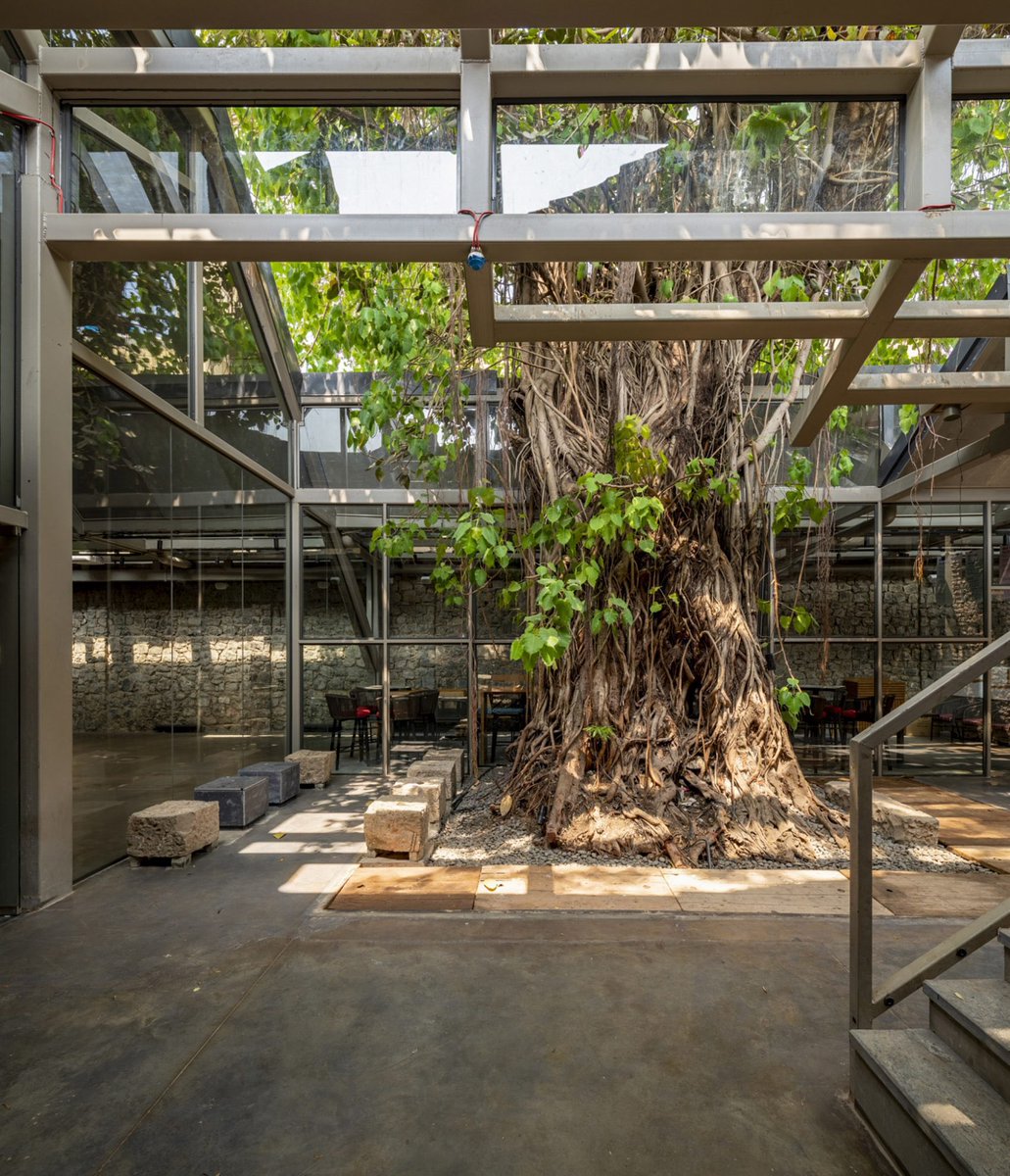 ProTecDi's tweet photo. 🔘Con el objetivo de preservar un antiguo espacio industrial, el estudio indio Malik Architecture ha convertido una fábrica de hielo de 1️⃣4️⃣4️⃣ años en Ballard Estate, Mumbai en la galería contemporánea IFBE.

¡Buenas tardes para todos desde #India! https://t.co/2YAzGyg8Ha