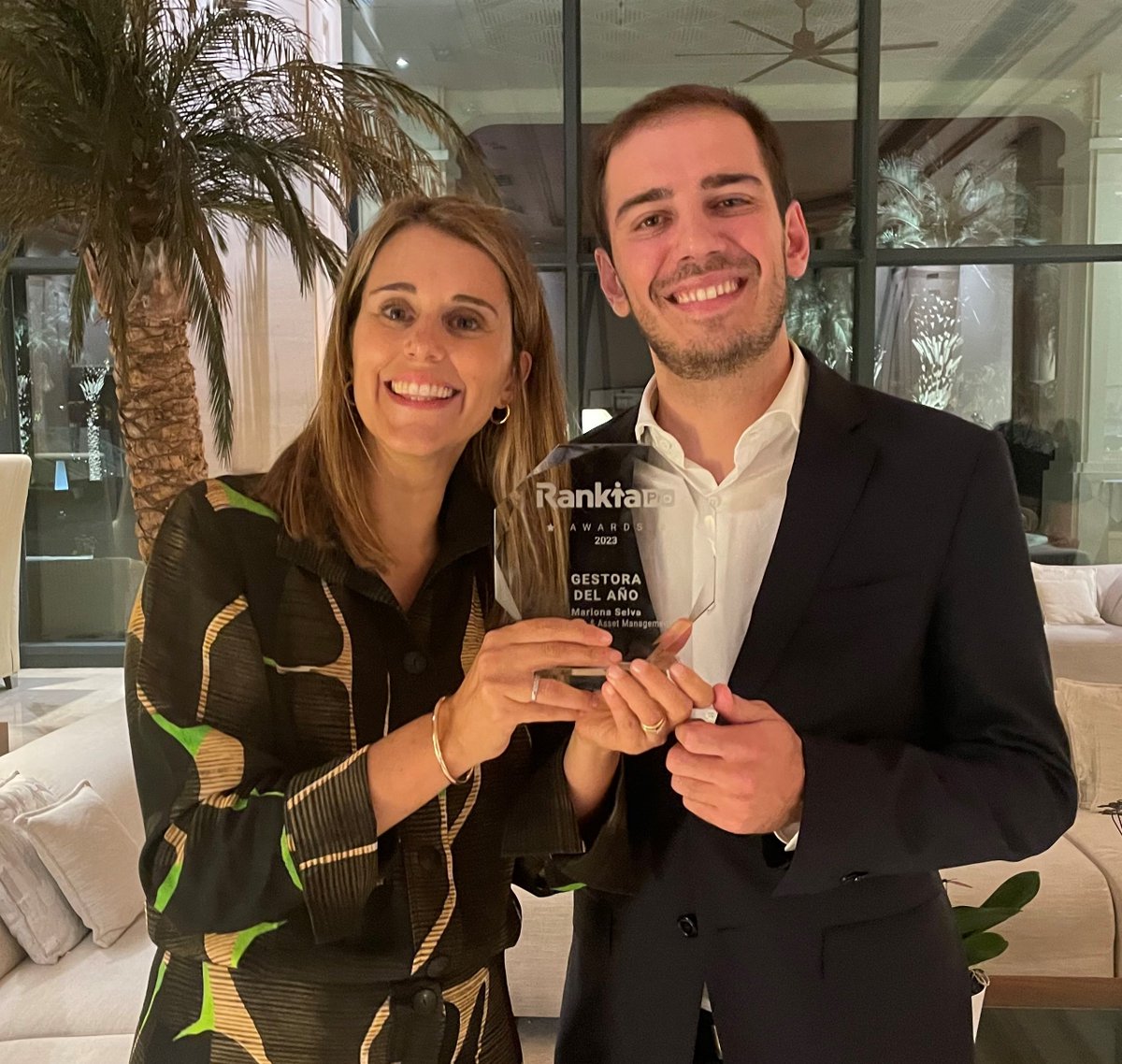 EDM_AM's tweet photo. @MarionaSelva, gestora y Responsable de ESG, ha ganado el premio a Mejor Gestor de Fondos 2023 otorgado por #RankiaProAwards @RankiaPro

Ayer, junto a @nachohosta, analista de EDM, asistieron a la entrega del premio en el #RankiaFundsExperience Valencia.

¡Gracias! https://t.co/9EJJLTlGmB