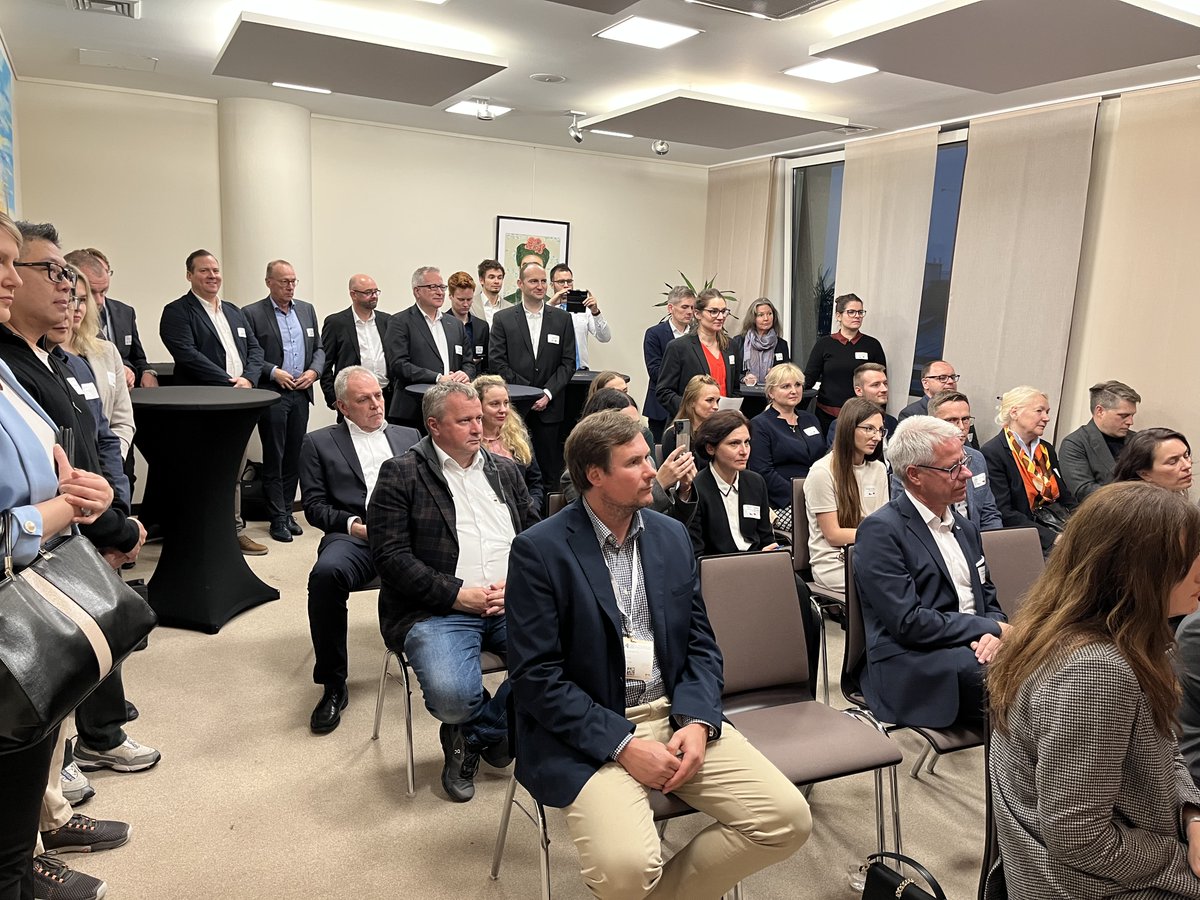 CZinDuesseldorf's tweet image. 🇨🇿@DuesseldorfGk organisierte am 26. 10. mit @CzechTrade mit Unterstützung von @mpo_tweetuje, @NRWGlobal_com und @IHKzuDortmund einen &quot;Wirtschaftsstammtisch am Rande #AplusA2023 in #duesseldorf&quot;. Unser Thema: 🇨🇿 +🇩🇪helfen gemeinsam der 🇺🇦 ! Danke @iryna_shum für ihren Beitrag👏