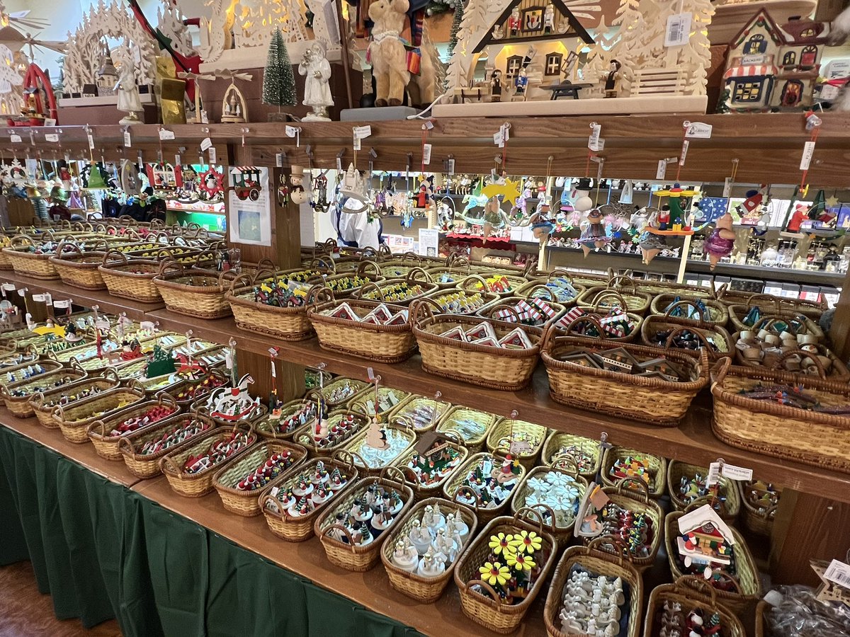 oecoecoec's tweet photo. 銀座教文館に今年も夢のような空間が出現。端から端まで大人買いしたくなる、中欧直輸入のクリスマスグッズがずらり。かわいい、、思わず声出る。どれもこれもセンス抜群。でも「全然知られてなくて」とスタッフさん。銀座の良心、ここを無くしてはなるまい。皆さまも来訪の上、拡散を！ https://t.co/Ue9NOC9j5E