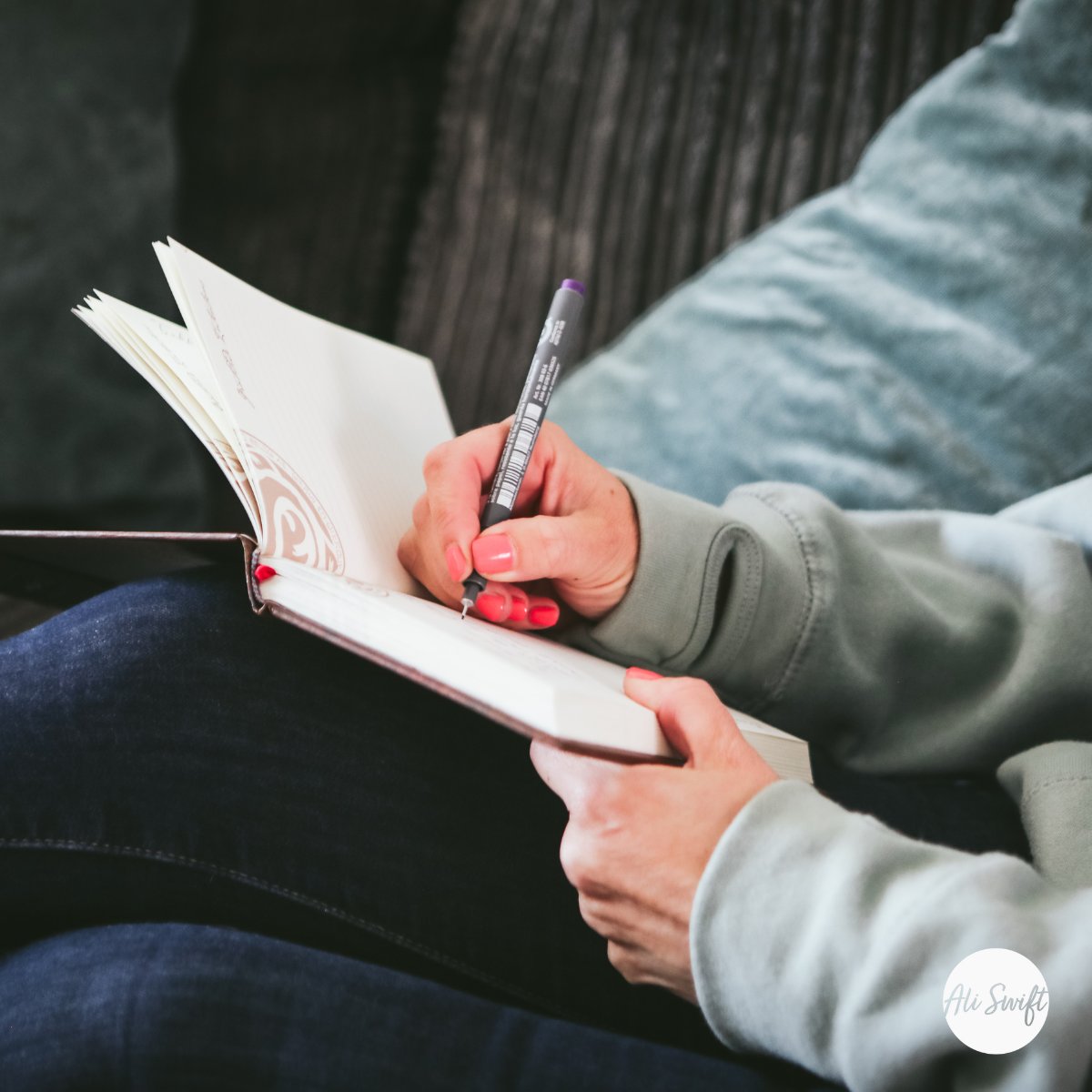 Celebrate your wins today and let someone else know how proud you are of them.
You will make their day... and yours!
💥Hit a wellness goal 
💥Got out of bed on the day you couldn’t face it
💥Performed a random act of kindness
💥Took a Lunch break
💥Set boundaries

#AliSwift