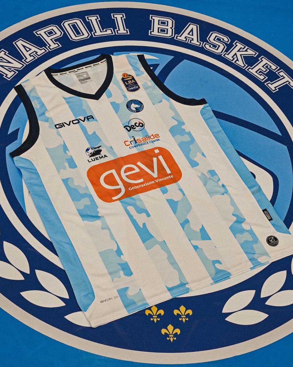 basket_napoli's tweet image. 𝗟𝗮 𝘁𝗲𝗿𝘇𝗮 𝗺𝗮𝗴𝗹𝗶𝗮 𝗱𝗲𝗹 𝗡𝗮𝗽𝗼𝗹𝗶 𝗕𝗮𝘀𝗸𝗲𝘁: 𝘂𝗻 𝗼𝗺𝗮𝗴𝗴𝗶𝗼 𝗮𝗶 𝗰𝗼𝗹𝗼𝗿𝗶 𝗱𝗲𝗹𝗹'𝗔𝗿𝗴𝗲𝗻𝘁𝗶𝗻𝗮 𝗲 𝗮𝗹𝗹𝗮 𝗹𝗲𝗴𝗴𝗲𝗻𝗱𝗮 𝗠𝗮𝗿𝗮𝗱𝗼𝗻𝗮. 🇦🇷🏀🔥

🔗 Scopri di più:
napolibasket.it/la-terza-magli…

#NapoliBasket | #Givova | #ThirdKit 💙