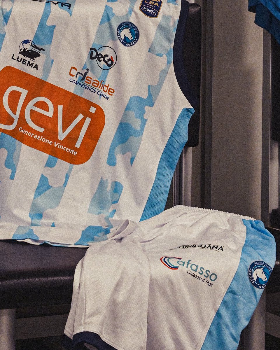basket_napoli's tweet image. 𝗟𝗮 𝘁𝗲𝗿𝘇𝗮 𝗺𝗮𝗴𝗹𝗶𝗮 𝗱𝗲𝗹 𝗡𝗮𝗽𝗼𝗹𝗶 𝗕𝗮𝘀𝗸𝗲𝘁: 𝘂𝗻 𝗼𝗺𝗮𝗴𝗴𝗶𝗼 𝗮𝗶 𝗰𝗼𝗹𝗼𝗿𝗶 𝗱𝗲𝗹𝗹'𝗔𝗿𝗴𝗲𝗻𝘁𝗶𝗻𝗮 𝗲 𝗮𝗹𝗹𝗮 𝗹𝗲𝗴𝗴𝗲𝗻𝗱𝗮 𝗠𝗮𝗿𝗮𝗱𝗼𝗻𝗮. 🇦🇷🏀🔥

🔗 Scopri di più:
napolibasket.it/la-terza-magli…

#NapoliBasket | #Givova | #ThirdKit 💙