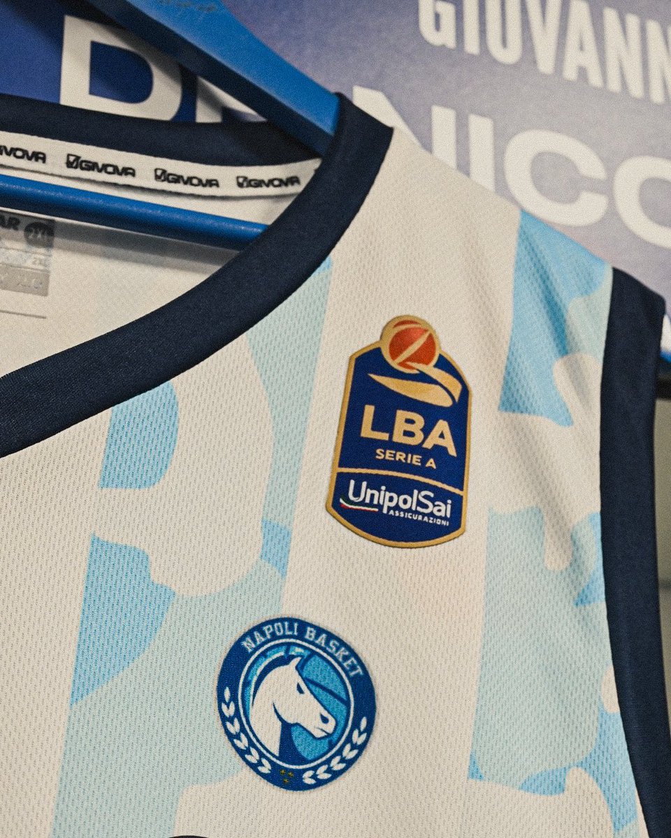 basket_napoli's tweet image. 𝗟𝗮 𝘁𝗲𝗿𝘇𝗮 𝗺𝗮𝗴𝗹𝗶𝗮 𝗱𝗲𝗹 𝗡𝗮𝗽𝗼𝗹𝗶 𝗕𝗮𝘀𝗸𝗲𝘁: 𝘂𝗻 𝗼𝗺𝗮𝗴𝗴𝗶𝗼 𝗮𝗶 𝗰𝗼𝗹𝗼𝗿𝗶 𝗱𝗲𝗹𝗹'𝗔𝗿𝗴𝗲𝗻𝘁𝗶𝗻𝗮 𝗲 𝗮𝗹𝗹𝗮 𝗹𝗲𝗴𝗴𝗲𝗻𝗱𝗮 𝗠𝗮𝗿𝗮𝗱𝗼𝗻𝗮. 🇦🇷🏀🔥

🔗 Scopri di più:
napolibasket.it/la-terza-magli…

#NapoliBasket | #Givova | #ThirdKit 💙