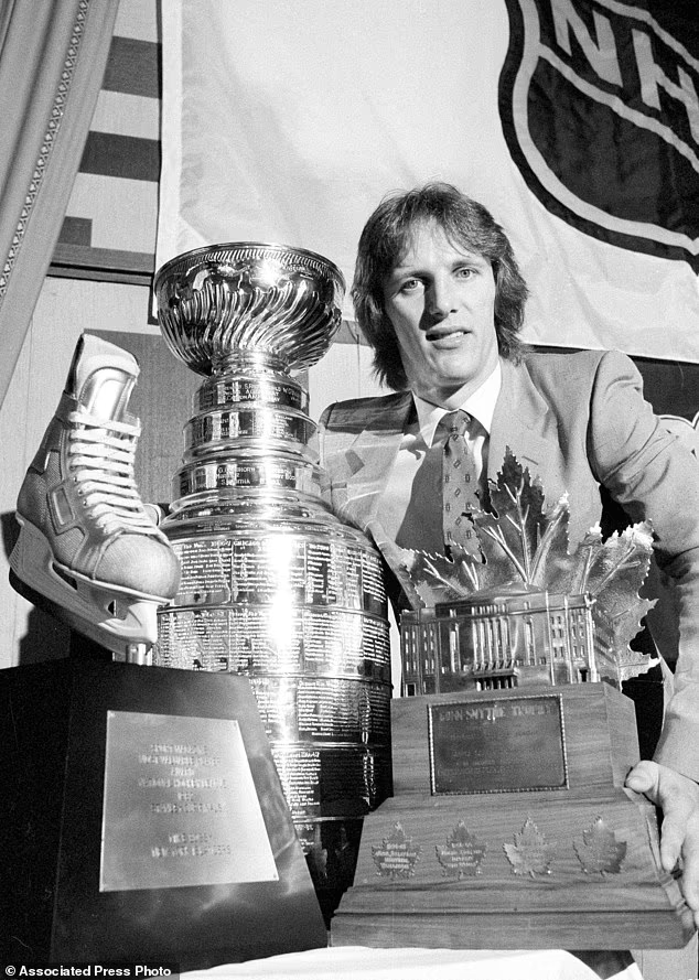 hockey_vintage's tweet photo. #SniperSaturday Mike Bossy scored 304 goals for @NYIslanders from 1979-83 (regular season + playoffs combined)

1979/80 (91 total GP): 61 goals (51 + 10)
1979/80 (97 total GP): 85 goals (68 + 17)
1979/80 (99 total GP): 81 goals (64 + 17)
1979/80 (98 total GP): 77 goals (60 + 17) https://t.co/sUpQedLdzQ