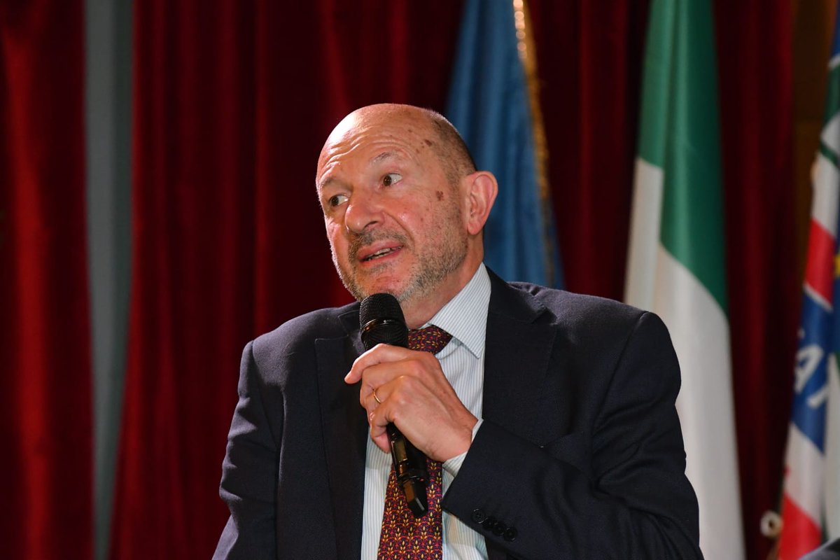 fai_cisl's tweet photo. #27ottobre #Roma 𝙎𝙞𝙣𝙚𝙧𝙜𝙞𝙚 𝙢𝙞𝙡𝙞𝙩𝙖𝙣𝙩𝙞 𝙥𝙚𝙧 𝙜𝙪𝙞𝙙𝙖𝙧𝙚 𝙞𝙡 𝙘𝙖𝙢𝙗𝙞𝙖𝙢𝙚𝙣𝙩𝙤 💪🏻
Il Prof. @maurizioambros8 all'assemblea #FaiCisl: "Gli #immigrati senza cittadinanza, con il supporto del #sindacato e attraverso il #lavoro diventano #cittadini attivi" https://t.co/X4FQWmJVBU