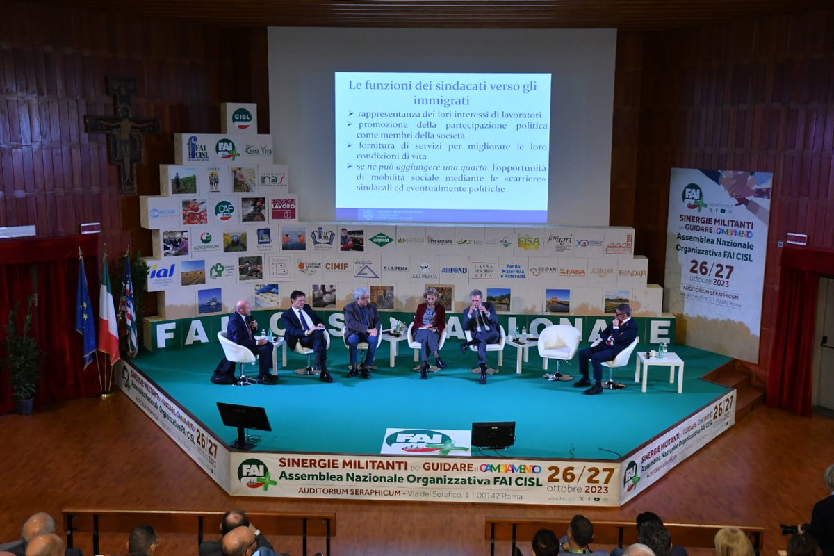 fai_cisl's tweet photo. #27ottobre #Roma 𝙎𝙞𝙣𝙚𝙧𝙜𝙞𝙚 𝙢𝙞𝙡𝙞𝙩𝙖𝙣𝙩𝙞 𝙥𝙚𝙧 𝙜𝙪𝙞𝙙𝙖𝙧𝙚 𝙞𝙡 𝙘𝙖𝙢𝙗𝙞𝙖𝙢𝙚𝙣𝙩𝙤 💪🏻
Il Prof. @maurizioambros8 all'assemblea #FaiCisl: "Gli #immigrati senza cittadinanza, con il supporto del #sindacato e attraverso il #lavoro diventano #cittadini attivi" https://t.co/X4FQWmJVBU