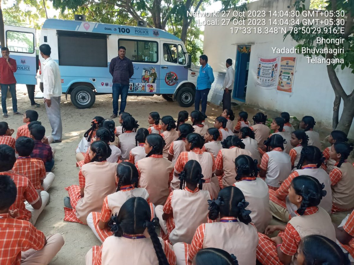 MalkajgiriCop's tweet photo. Today @sheteams_rck of #Bhongir division organized an awareness program at SR School, Bhongir about #SheTeams, #CyberCrimes, #LoanApps, #HumanTrafficking, #CommunityPolicing, #GenderSensitisation, #CCTV, #Dail100, #ChildAbusing & #WomenSafety helpline 8712662662. https://t.co/sb3aIgUdJk