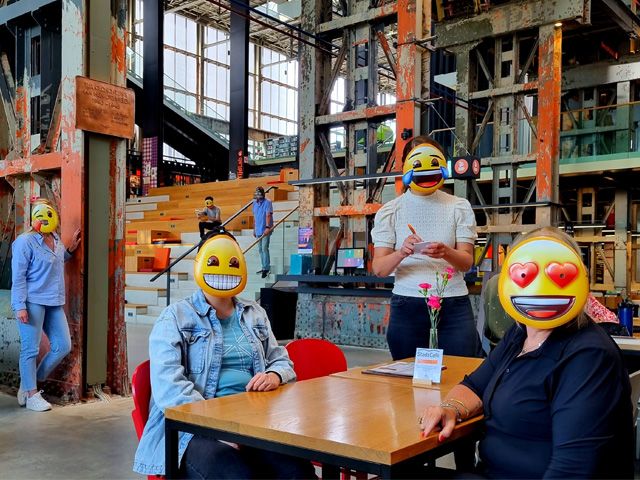 Lekker lachen én iets leren. 💩😂😍 Dat is waar de Comedy Classroom om draait. Tijdens de Week van de Mediawijsheid in november organiseren we drie edities die draaien om de taal van emoji's of online sociaal gedrag.  

➡️Meld je hier aan: bit.ly/comedyclassroo…