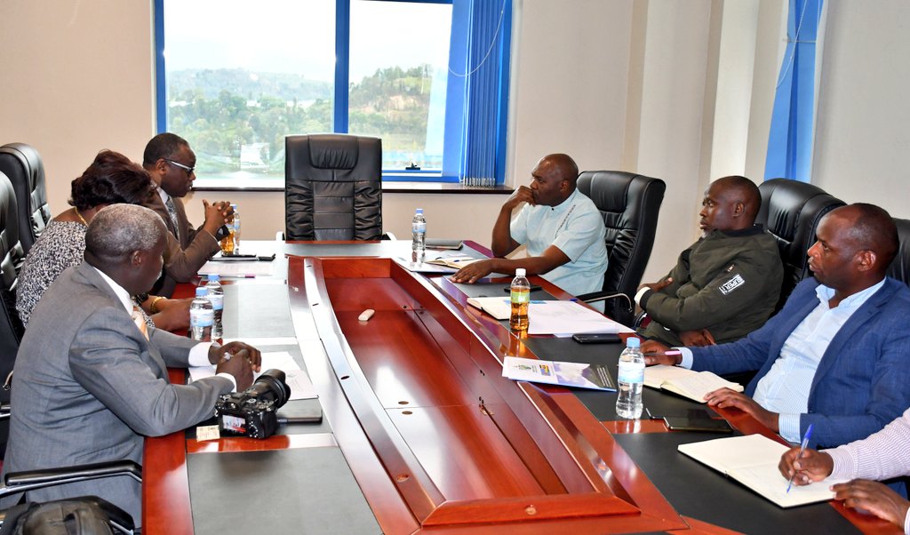 RwandaWest's tweet photo. Uyu munsi, Guverineri @DushimimanaL ari kumwe n'ubuyobozi bwa @RubavuDistrict na @NyabihuDistrict yakiriye mu biro bye, intumwa z'umuryango #GVTC (Greater Virunga Transboundary Collaboration) zari ziyobowe na Ruzigandekwe Fidèle. https://t.co/JcLml8A1Mg