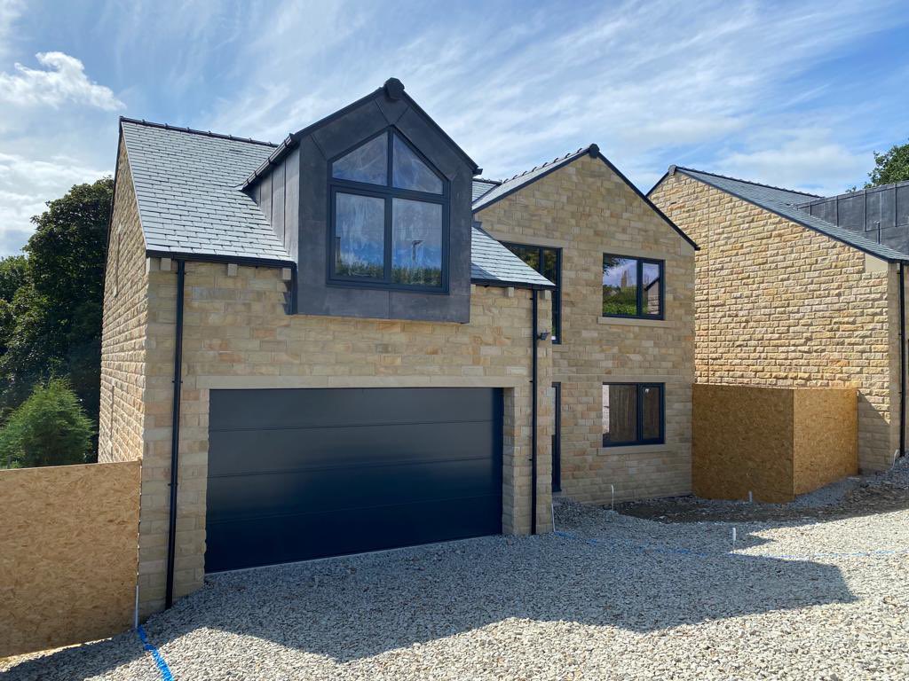Open House this weekend 11am-3pm
📍Lightridge Road, Fixby, HD2 2HF📍
No appointment necessary.

Let our Sales Executive give you a tour around these 2, 5 bedroom bespoke Conroy Brook homes 🏠 

#newbuildhome #Construction #newhome #bespoke