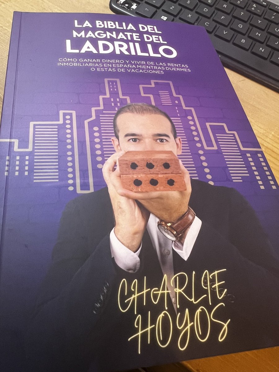 pobremillenial's tweet photo. Me acaba de llegar el nuevo libro de mi amigo @MagnateLadrillo 

Solo echando un vistazo por encima ya sé que va ser un Best Seller.

No es de extrañar que esté en el Top de Real Estate en amazon.

Gracias Charlie por enviarme una copia. https://t.co/1oVREqArD1