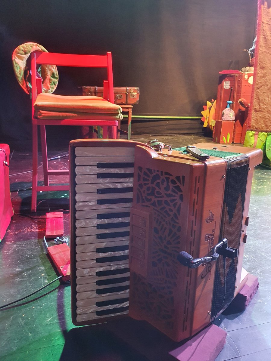 Los Titiriteros de Binéfar a punto de comenzar el taller didáctico "En la boca del lobo" para alumnos del  <a href="/VirgendelRivero/">CEIP Virgen del Rivero</a> e #IESLaRambla.
#airesdedulzaina en San Esteban de Gormaz.