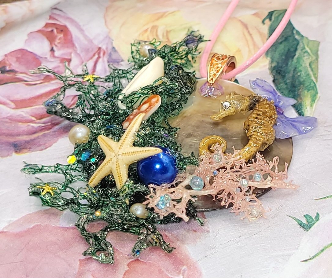 Shine_Addict_'s tweet photo. Commande personnalisée 🐚🐟
🙏😍🌼🌺🌱💐
#hippocampe #poissons #collier #personnalisé #jewerly #artisanat #art #créationunique #faitmain #bijoux #bijoux3D #bijouxfleurs #nature #végétaux #fleurs #plumbago #nacre #etoiledemer #coquillages #perles #paillettes #filetdepeche #mer https://t.co/MAjancXQkc