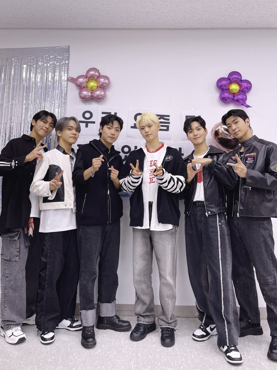 ONF_offcl's tweet photo. [#Lights_onair] 잠시 후 9시, 'SBS M 월간 더 스테이지'에 온앤오프가 출연합니다❗❗👏👏 퓨즈들이 기다리고😭 기다리던😂 월간 더 스테이지의 방송이 코앞으로 다가왔으니까요! 놓치지 말고 꼭 함께해요💗

#온앤오프 #ONF
#바람이_분다 #LOVE_EFFECT https://t.co/YVhc0tyogm