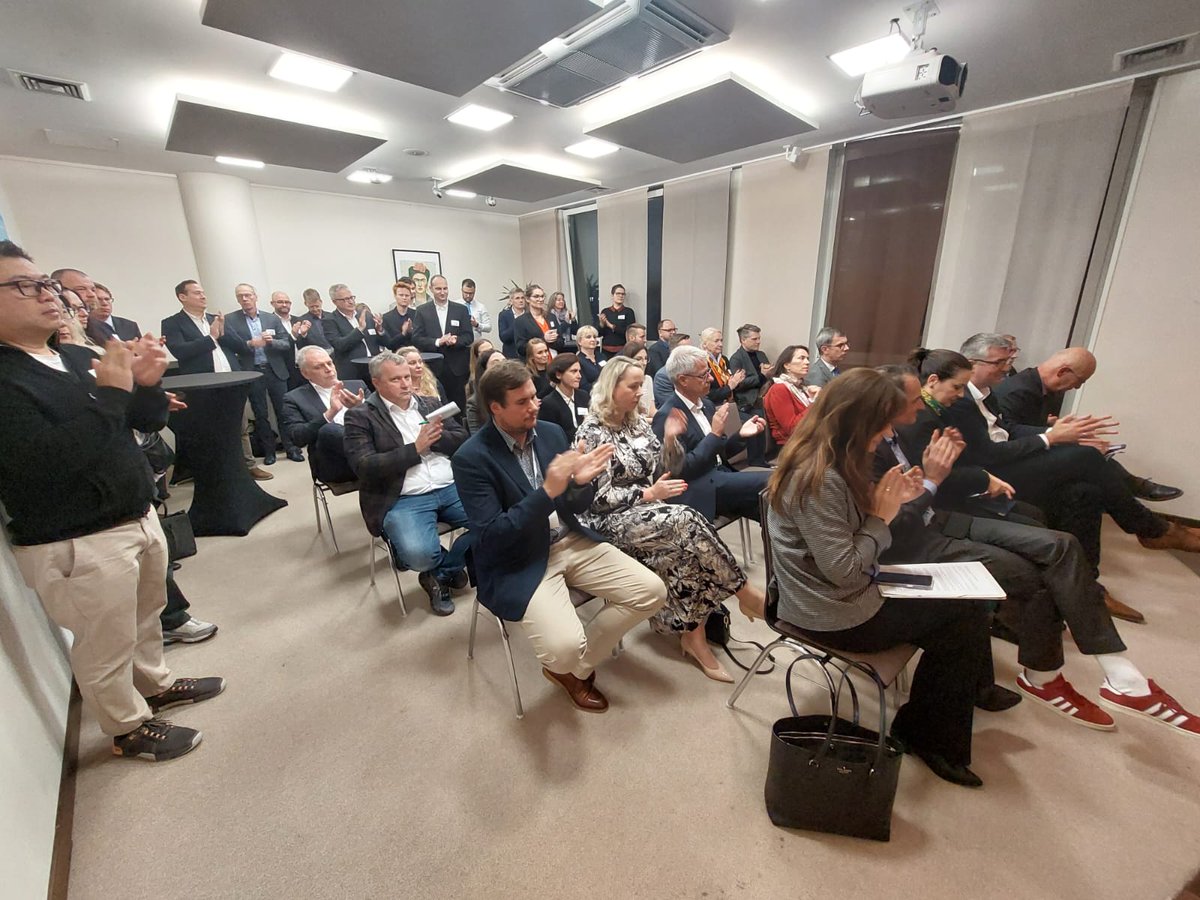 CZinDuesseldorf's tweet image. 🇨🇿@DuesseldorfGk uspořádal 26.10. spolu s @NRWGlobal_com, @IHKzuDortmund a @CzechTrade  za podpory @MPO_tweetuje v rámci @ed_mzvcr &quot;Odborný kulatý stůl při veletrhu #AplusA2023 &quot;safety at work&quot; v #duesseldorf&quot;. Naše téma: 🇨🇿a 🇩🇪 firmy mohou pomáhat při obnově 🇺🇦 společně!💪