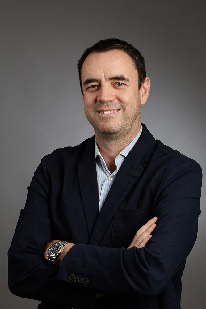 Edicion_AZIMUT's tweet photo. Joaquín del Palacio (Madrid, 1969). Empresario multifacético, viajero incansable. Sus referentes literarios son muy variados y van desde Henry Miller hasta Philip Roth, pasando por Delibes, Vargas Llosa... entre otras muchas decenas.

No te pierdas su libro: TODO PUEDE EMPEORAR. https://t.co/1aZqxpVjly