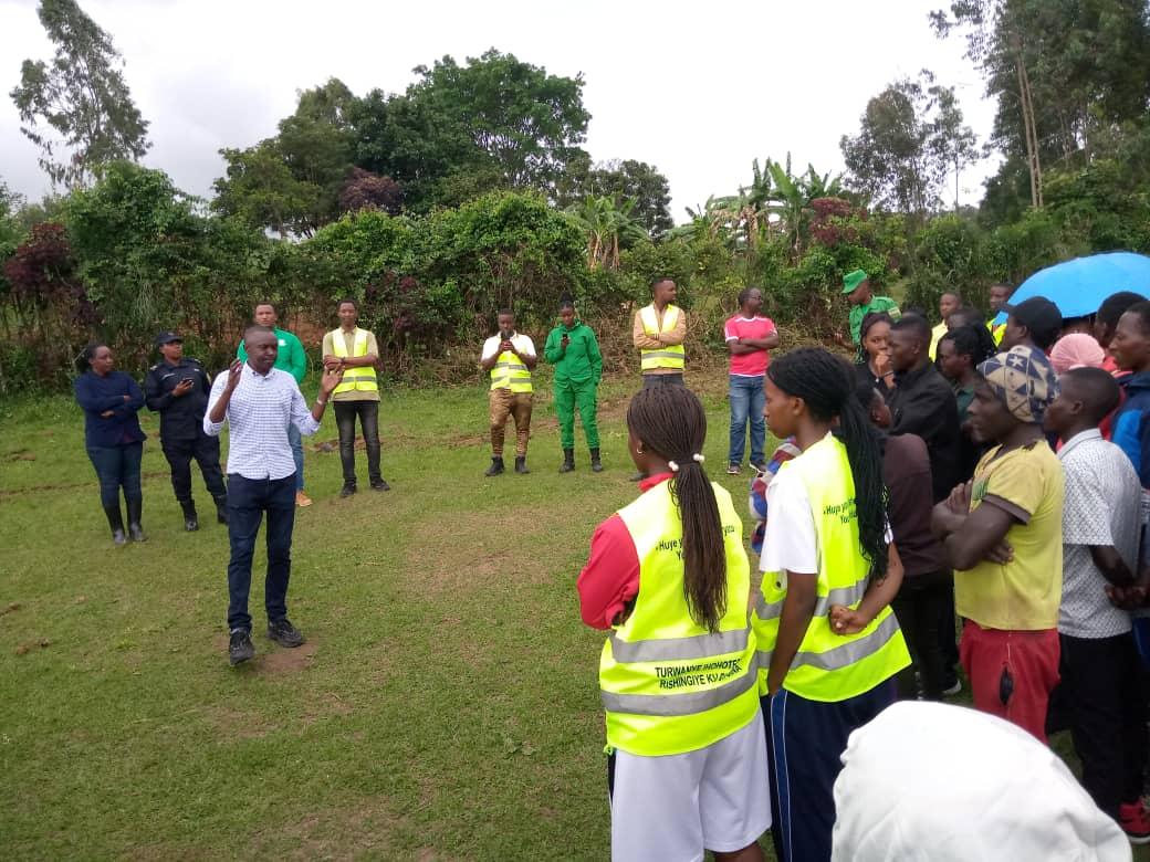 Komiseri ushinzwe amahugurwa muri <a href="/RwandaYouthVol1/">Rwanda Youth Volunteers</a> ku rwego rw'Igihugu Bwana MUTANGANA Jean Bosco ,Yashimiye urubyiryuko rw'abakorerabushake muri <a href="/HuyeDistrict/">Huye District</a> ,anabasaba gukomeza umurage w'Inkotanyi wo shingiro ryo gukunda Igihugu.
<a href="/A_sebutege/">Sebutege Ange</a> <a href="/Rwandapolice/">Rwanda National Police</a> <a href="/RwandaLocalGov/">Ministry of Local Government | Rwanda</a>