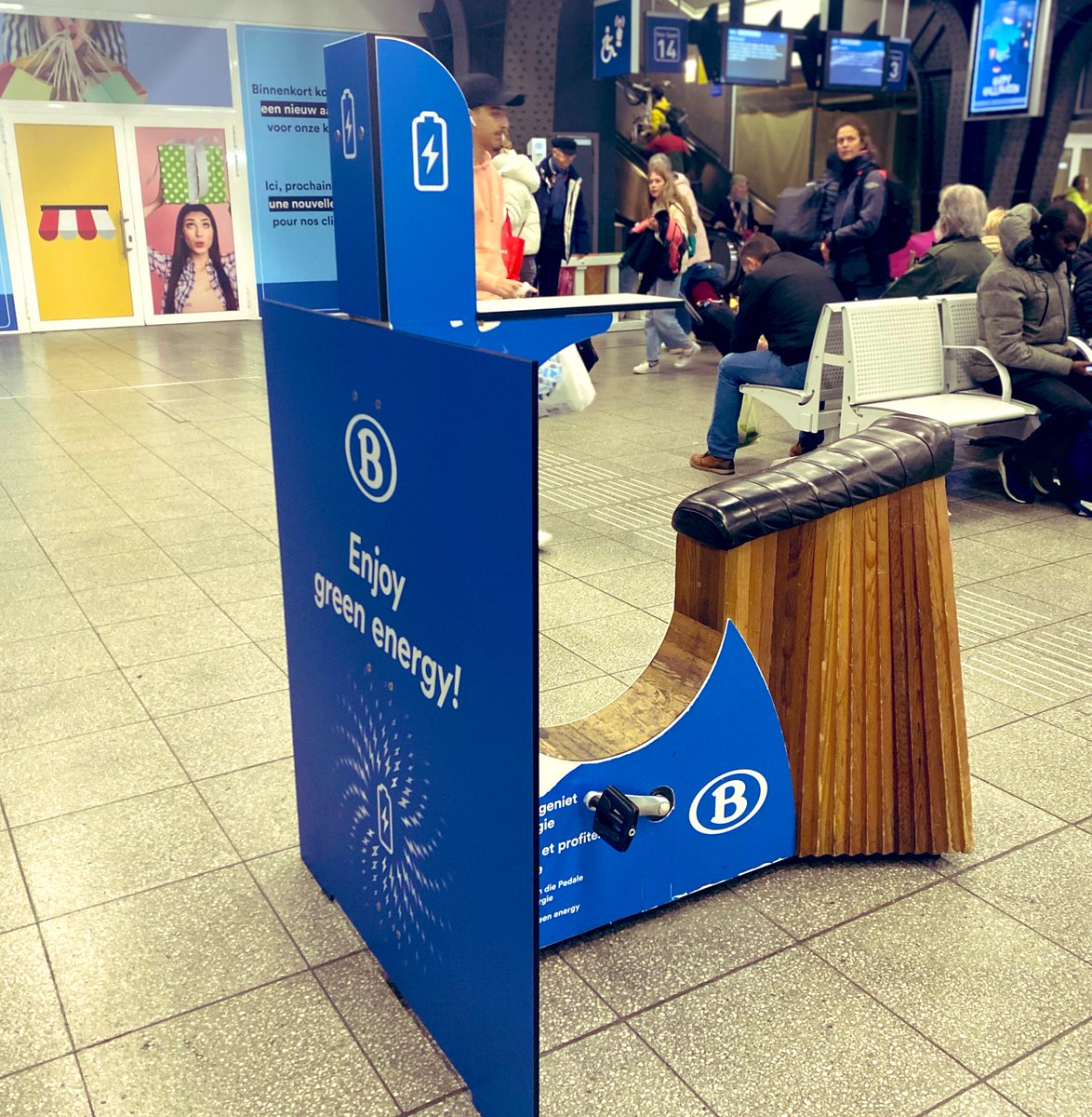 SandroDAraujo's tweet photo. ENERGIA! Na Flandres o ciclismo é uma espécie de religião, e a @SNCB encontrou uma forma de espalhar “confessionários” pelas estações de comboio, não surja um aperto de fé. E com bonus! #ciclismoparatodos #sustentabilidade https://t.co/mD0BQevhT0