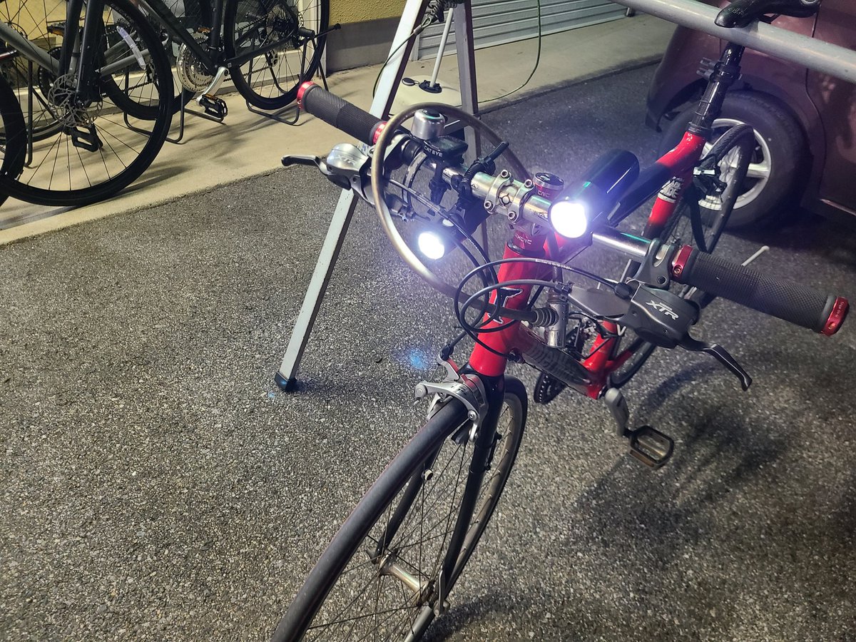 hiroyukioh's tweet photo. 今日もチャリ通〜
寄り道したらライトが生えた🔦
#VOLT400 https://t.co/9yowDvUMoq