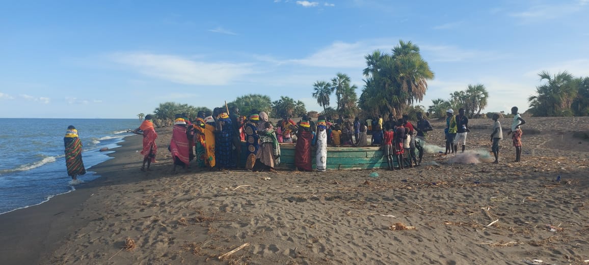 KNCCITurkana's tweet image. #KNCCI, in partnership with #savethechildren &amp;amp; #usaidNawiri,  facilitated a B2B meeting between BMU at Lomekwi, Turkana North, and  women groups from Kibish sub-county. Aimed to validate and boost fish  value addition,as away of promoting sustainable growth.#blueeconomy