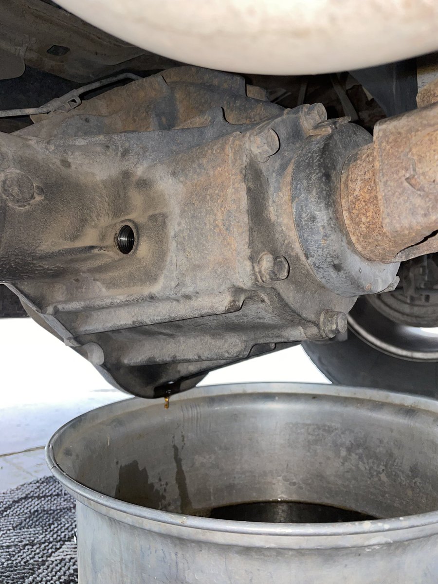 EngineISpirit's tweet photo. في ما يخص "تغيير زيت الدفرنس"
الكثير يخاف من تغييره بعد ممشى عالي على اساس ما يون عليه ويضرب

هنا تجربة تغيير زيوت الدفرنسات على
سوبربان ماشي 270 ألف كم وما سبق تغيرت زيوته

تتوقع بعد التغيير تطلع ونه او يخرب الدفرنس؟ 

اول شي لازم تفهم طريقة التغيير الصحيحة حتى تسلم من المشاكل https://t.co/IzUsBbqiSc