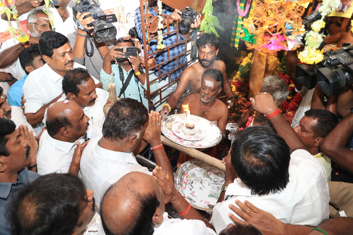 OfficeOfOPS's tweet photo. இந்தியத் திருநாட்டிலிருந்து ஆங்கிலேயர்களை வெளியேற்ற முதல் போர்ப் பிரகடனம் அறிவித்து, மத நல்லிணக்கத்திற்கு
எடுத்துக்காட்டாக விளங்கிய மருது சகோதரர்களின் 222-வது குருபூஜையை முன்னிட்டு சிவகங்கை காளையார் கோவிலில் இன்று மருது சகோதரர்களின் நினைவிடத்தில் எனது வீர வணக்கத்தை செலுத்தினேன். https://t.co/9Jq5LAmaOM