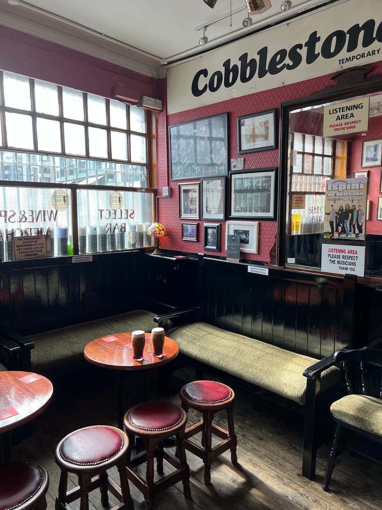 I've only ever set foot in <a href="/CobblestoneDub/">The Cobblestone 🎻</a> when it was heaving with people and the music was in full swing. This, early in the afternoon on a Sunday in October, was a fine change 🍺