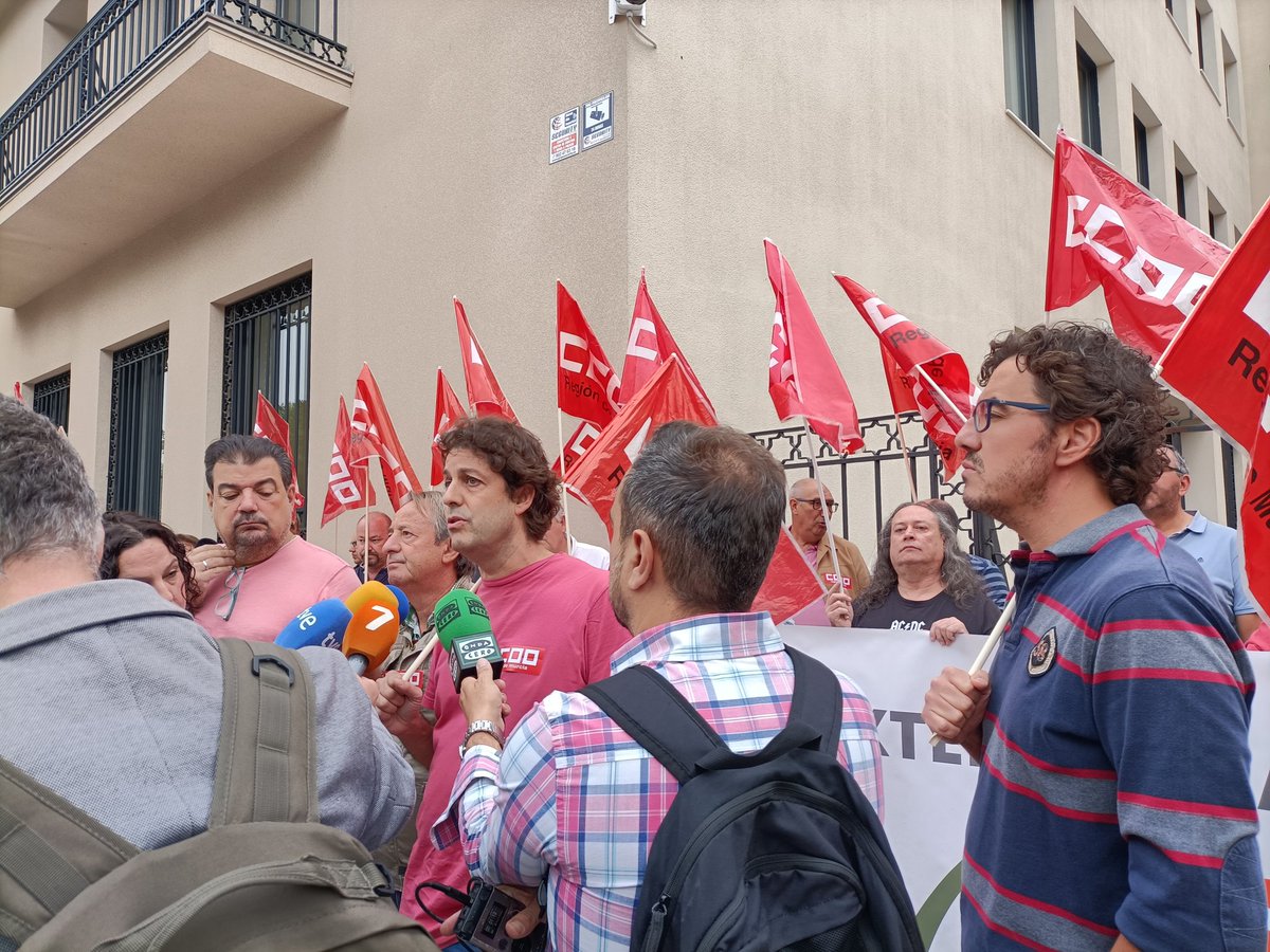 fscccoorm's tweet photo. CCOO se concentra en la Delegación de Gobierno de Murcia exigiendo más empleo público y el fin de las privatizaciones en la CHS y MCT https://t.co/KNmD9eICBr