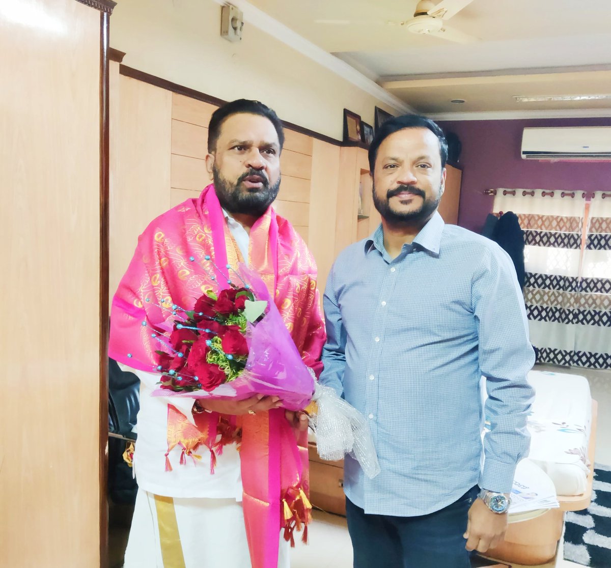 MLCvijaysingh's tweet photo. ದಸರಾ ಹಬ್ಬದ ನಿಮಿತ್ತ ಕಾಂಗ್ರೆಸ್ ಪಕ್ಷದ ಮಾಜಿ ಸಚಿವರು ಸನ್ಮಾನ್ಯ ಶ್ರೀ @mlarbpatil ರವರನ್ನ ಭೇಟಿ ಮಾಡಿ ಬನ್ನಿ ಕೊಟ್ಟು ದಸರಾ ಹಬ್ಬದ ಶುಭಾಶಯಗಳು ಕೋರಿದೆ ಮತ್ತು ಬೀದರ್ ಡಿಸಿ���ಿ ಬ್ಯಾಂಕ್ ನೂತನ ಉಪಾಧ್ಯಕ್ಷರಾಗಿ ಆಯ್ಕೆಯಾದ ಶ್ರೀ ಅಭಿಷೇಕ ಪಾಟೀಲ್ ಅವರನ್ನು ಅಭಿನಂದಿಸಿ ಶುಭ ಹಾರೈಸಿದೆನು ಹಾಗೂ ಕೆ.ಕೆ.ಆರ್.ಡಿ.ಬಿ ಅಧ್ಯಕ್ಷರು ಸನ್ಮಾನ್ಯ ಶ್ರೀ @Dr_Ajay_Singh ರವರು ಶುಭಕೋರಿದರು.
#Basavakalyan #Humanabad @rssurjewala @DKShivakumar @siddaramaiah