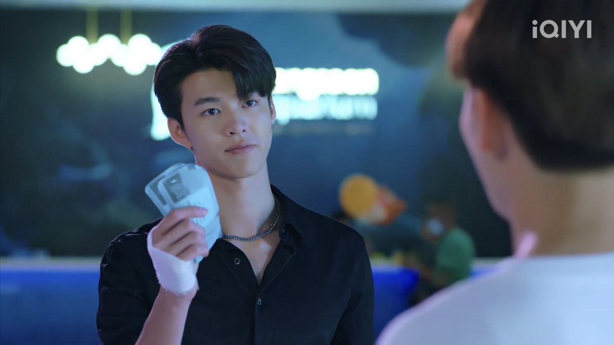 BlackWhiskey3's tweet photo. #GangsterOppaEP1 พี่นักเลงจะเท่ระเบิดอะไรขนาดน้านนนน!! ต้องแบกความหล่อออลแบล็คตลอดทั้งเรื่องไม่เหนื่อยบ้างเหรอเพ่ มีนเล่นบทนี้เอาอยู่เลย แถมยังได้กลับมาคู่กับปิงอีกครั้ง เข้ากันดี๊ดี เรื่องก็เป็นแนวโรแมนติก คอมเมดี้ ดราม่า แอคชั่น จัดให้ครบรส คอนเซ็ปต์คือการก้าวข้ามผ่านอุปสรรคต่างๆ ระหว่าง “ก��ย” หนุ่มเนิร์ดวัยมหา’ลัยที่แอบรักเพื่อนสนิทอย่าง “วาฬ” แต่ก็คงเป็นได้แค่รักข้างเดียว กายเลยต้องหาอะไรทำเพื่อคลายความโดดเดี่ยว ซึ่งนั่นก็คือการเล่นเกมส์