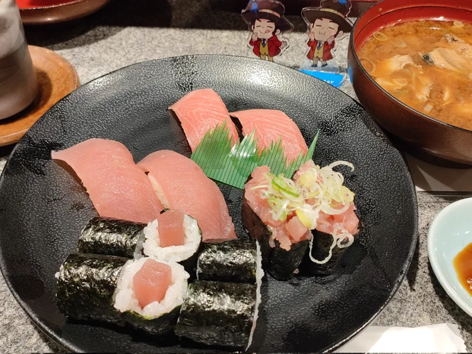 気になったのでおじさんも頼んで寿司三昧してきた 天然おじさんは写真1枚目の右側のやつ。コリコリしてて美味かった(左側のはぶり腹身。うまいに決まっている) #ぜにったちゃん