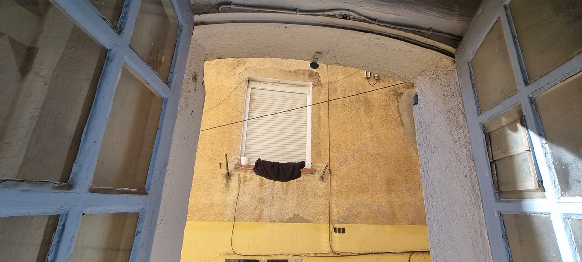 Anthonyplegue's tweet photo. Quand @bouyguestelecom ce fait pas chier à tirer ses câbles contre un mur, et que celle ci suspend au milieu de la rue et de nos fenêtres. C'est beau. https://t.co/1POJAI6Wd2