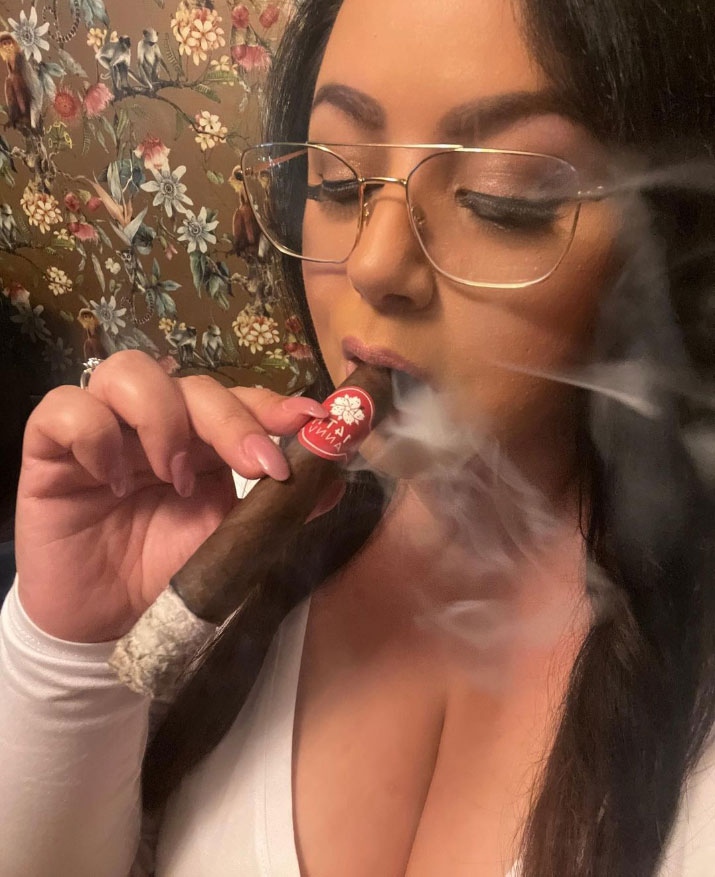 Who's ready to kick back and let the smoke signals guide you into the weekend?! 💨 Happy Friday!  📷 @smokeyaffair #ladyoftheleaf #sotl #cigarians #cigarporn #cigarculture #cigarboss #lifestyle #stogie #cigarpage