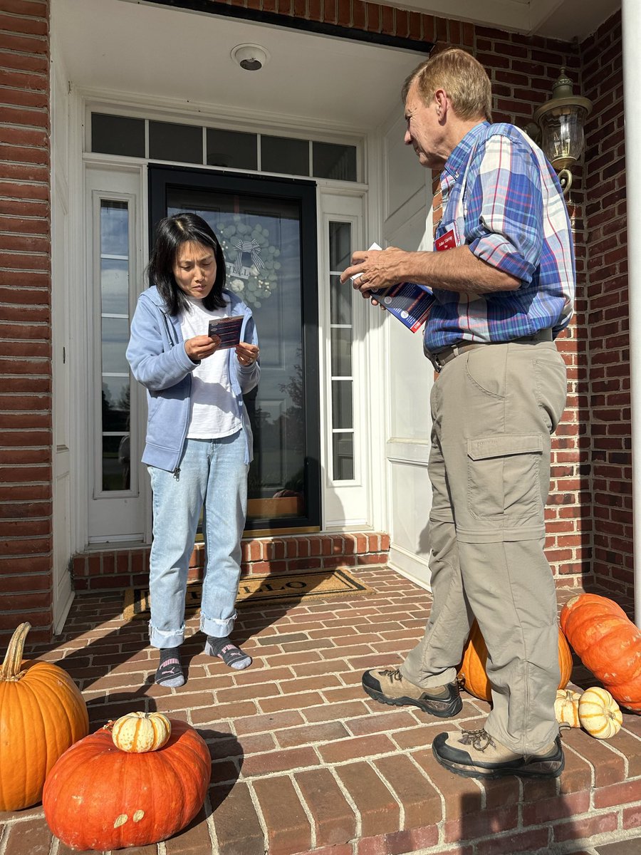 stirrup4va's tweet photo. I have to say, Fall has to be one of my favorite times of the year. Love seeing the new decorations around town and in the neighborhoods while knocking doors! If interested in helping out, contact our campaign: https://t.co/NfUO41tgF8 https://t.co/pxrI0IMbi1