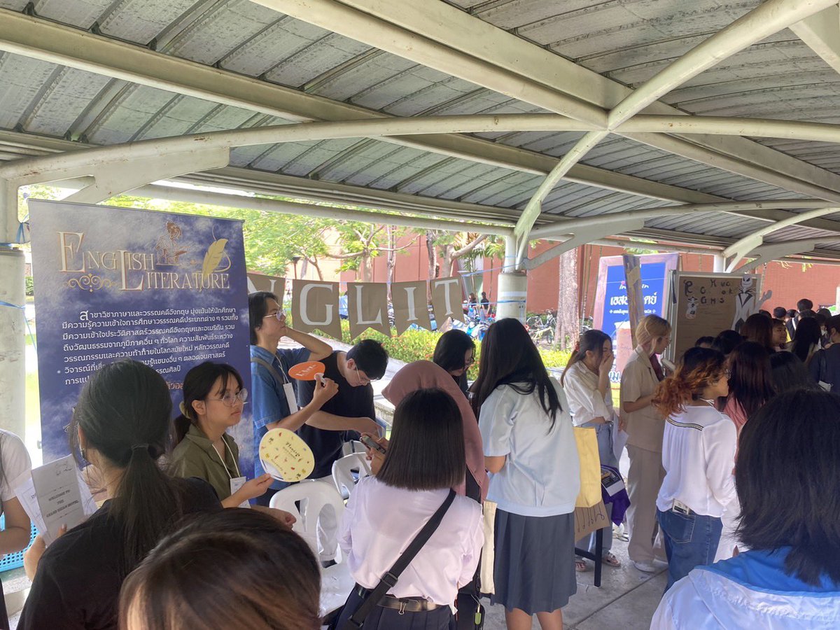 englittu's tweet photo. วันนี้ TU OPEN HOUSE พี่ๆและอาจารย์สาขาภาษาและวรรณคดีอังกฤษดีใจมากๆที่ได้ต้อนรับทุกคนนะคะ อย่าลืมมาเล่นเกมรับของที่ระลึกน่ารักๆ ยังเหลือวันพรุ่งนี้ (28 ตค) อีกวัน มาพูดคุยสอบถามกันได้นะคะ #ภาษาวรรณมธ #EnglitTU https://t.co/sb8fRRMWf0