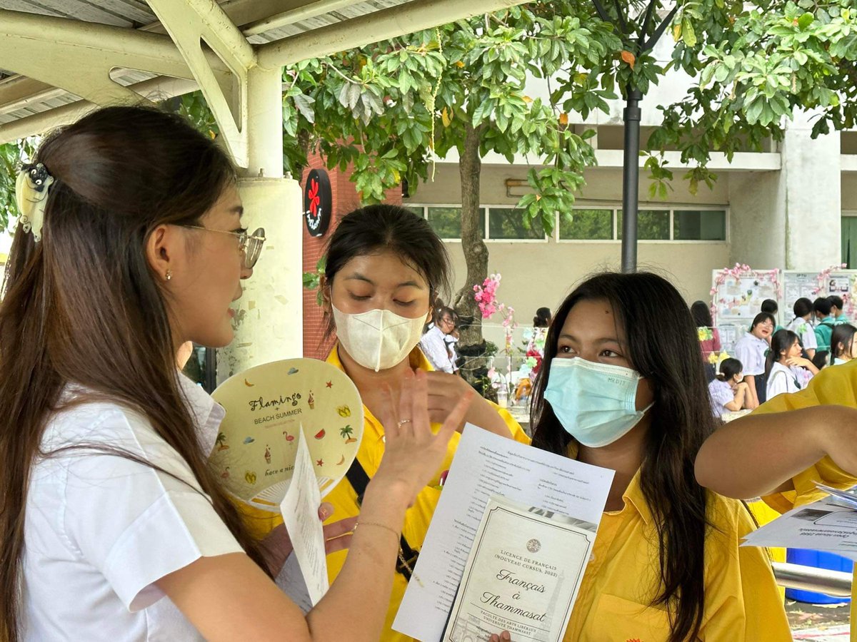 englittu's tweet photo. วันนี้ TU OPEN HOUSE พี่ๆและอาจารย์สาขาภาษาและวรรณคดีอังกฤษดีใจมากๆที่ได้ต้อนรับทุกคนนะคะ อย่าลืมมาเล่นเกมรับของที่ระลึกน่ารักๆ ยังเหลือวันพรุ่งนี้ (28 ตค) อีกวัน มาพูดคุยสอบถามกันได้นะคะ #ภาษาวรรณมธ #EnglitTU https://t.co/sb8fRRMWf0
