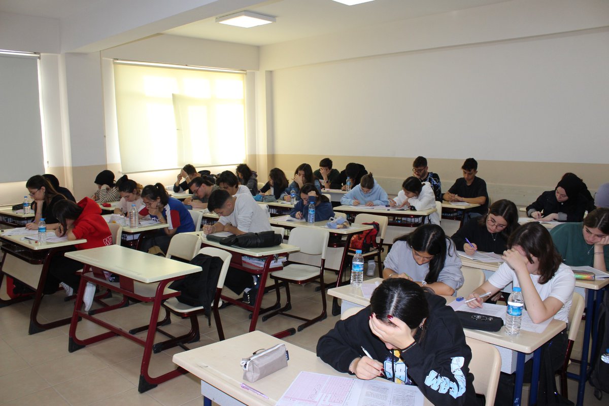 1.Dönem 1.yazılı sınavlardan önce öğrencilerimizin hazır bulunuşluk durumlarını öğrenmek için 9.10.11.sınıflarımıza konu tarama sınavı, 12.sınıflarımıza da TYT deneme sınavı yapıldı.