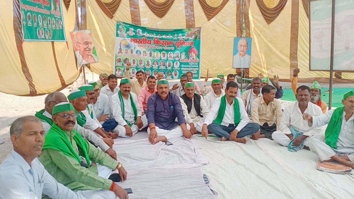 Dharmen62390881's tweet photo. मिर्जापुर में अहरौरा SH5A पर वनस्थली महाविद्यालय के पास लगे अस्थाई टोल प्लाजा को हटाने के लिऐ  प्रशासन , और किसानो के बीच वार्ता विफल होने के बाद आज धरने का दूसरा दिन चूल्हन मुखिया जी के नेतृत्व में चला।
@RakeshTikaitBKU 
@myogiadityanath 
@DM_MIRZAPUR 
@AnupriyaSPatel 
@ANI https://t.co/x5DlUW3JMy