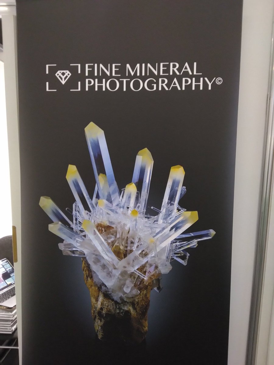 crystalworksjp's tweet photo. 今回はインスタグラムで美しい鉱物画像を発信し続けてる“ファインミネラルフォトグラフィー“のLaszlo Kupi氏の撮影部屋を訪問させていただきました。

とてもフレンドリーで気さくな方でした。
日本文化が大好きで、日本のミネラルショーに行って撮影したい！との事。
後日手続きなどを連絡する予定ですが、日本へ来る日は来るのか！？

https://t.co/bAwnBUIc5Z