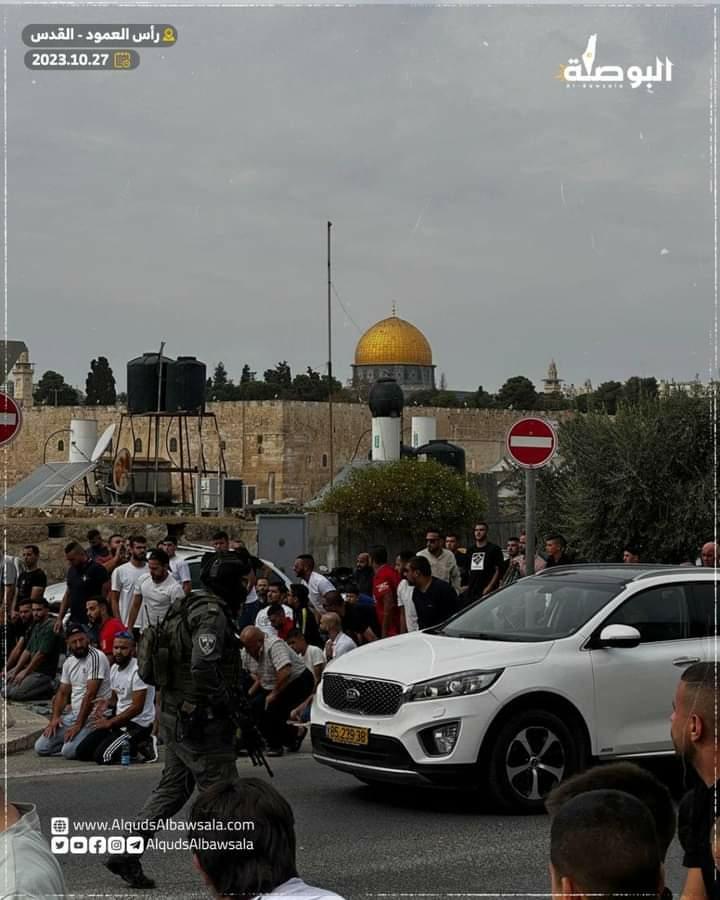 nissadf20's tweet photo. Kaum muslimin kembali jumatan di jalan, di luar tembok Masjidil Aqsha karena tentara Israel melarang kaum muslimin masuk.
#Alaqsaunderattack #palestineunderattack #FreePalenstine #freegaza #BaitulMaqdisKita #jummah #jumat #alqsa #masjidilaqsa # https://t.co/E894ovel1D