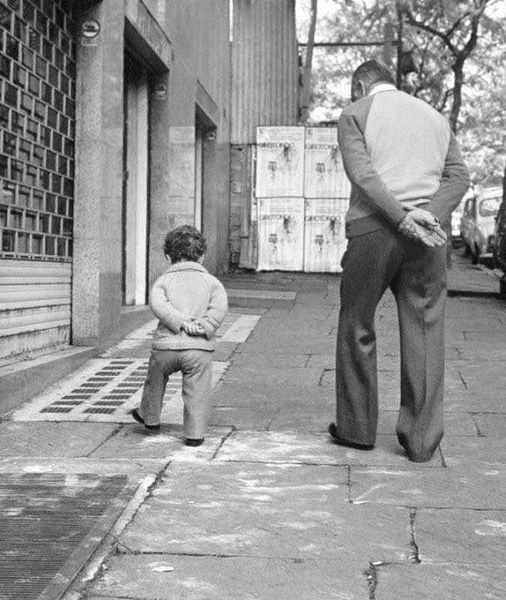 pierpi13's tweet photo. Disse il bambino: "A volte mi cade il cucchiaio".
Disse il vecchio: "Succede anche a me".
Il bambino sussurrò: "Mi bagno i pantaloni".
"Lo faccio anch'io" disse il vecchietto ridendo.
Disse il bambino: "Piango spesso".
Il vecchio annuì: "Anch'io".
"Ma la cosa peggiore -- disse il bambino --
sembra che gli adulti non mi prestino attenzione" e sentì il calore di una vecchia
mano rugosa.
"So cosa vuoi dire", disse il vecchietto.
S. Silverstein