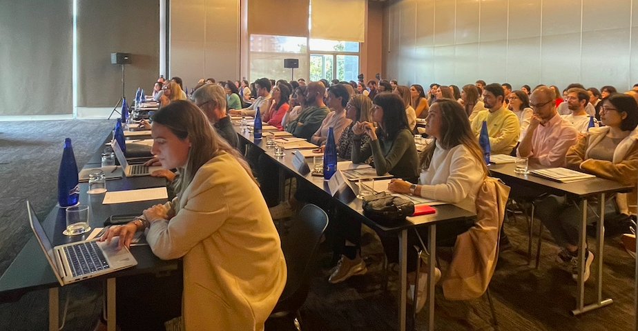 S.E.N. Nefrología (@senefrologia) on Twitter photo 📍Inauguración #CursoTxMIR23 #TrasplanteEnAcción con la bienvenida de los coordinadores <a href="/MCrespoBarrio/">Marta Crespo Barrio</a> <a href="/AlexGtrzD/">Alex Gutiérrez-Dalmau</a> y <a href="/mjoperezsaez/">Mjosé Pérez Sáez</a> a los + de 90 R4 de #nefrología y charla magistral de #donación y #trasplante renal en España a cargo de <a href="/BDGuezGil/">Beatriz Domínguez-Gil</a> <a href="/ONT_esp/">Organización Nacional de Trasplantes</a>
¡Empezamos! <a href="/Chiesi_es/">Chiesi España & Portugal</a> 📍Inauguración #CursoTxMIR23 #TrasplanteEnAcción con la bienvenida de los coordinadores <a href="/MCrespoBarrio/">Marta Crespo Barrio</a> <a href="/AlexGtrzD/">Alex Gutiérrez-Dalmau</a> y <a href="/mjoperezsaez/">Mjosé Pérez Sáez</a> a los + de 90 R4 de #nefrología y charla magistral de #donación y #trasplante renal en España a cargo de <a href="/BDGuezGil/">Beatriz Domínguez-Gil</a> <a href="/ONT_esp/">Organización Nacional de Trasplantes</a>
¡Empezamos! <a href="/Chiesi_es/">Chiesi España & Portugal</a>
