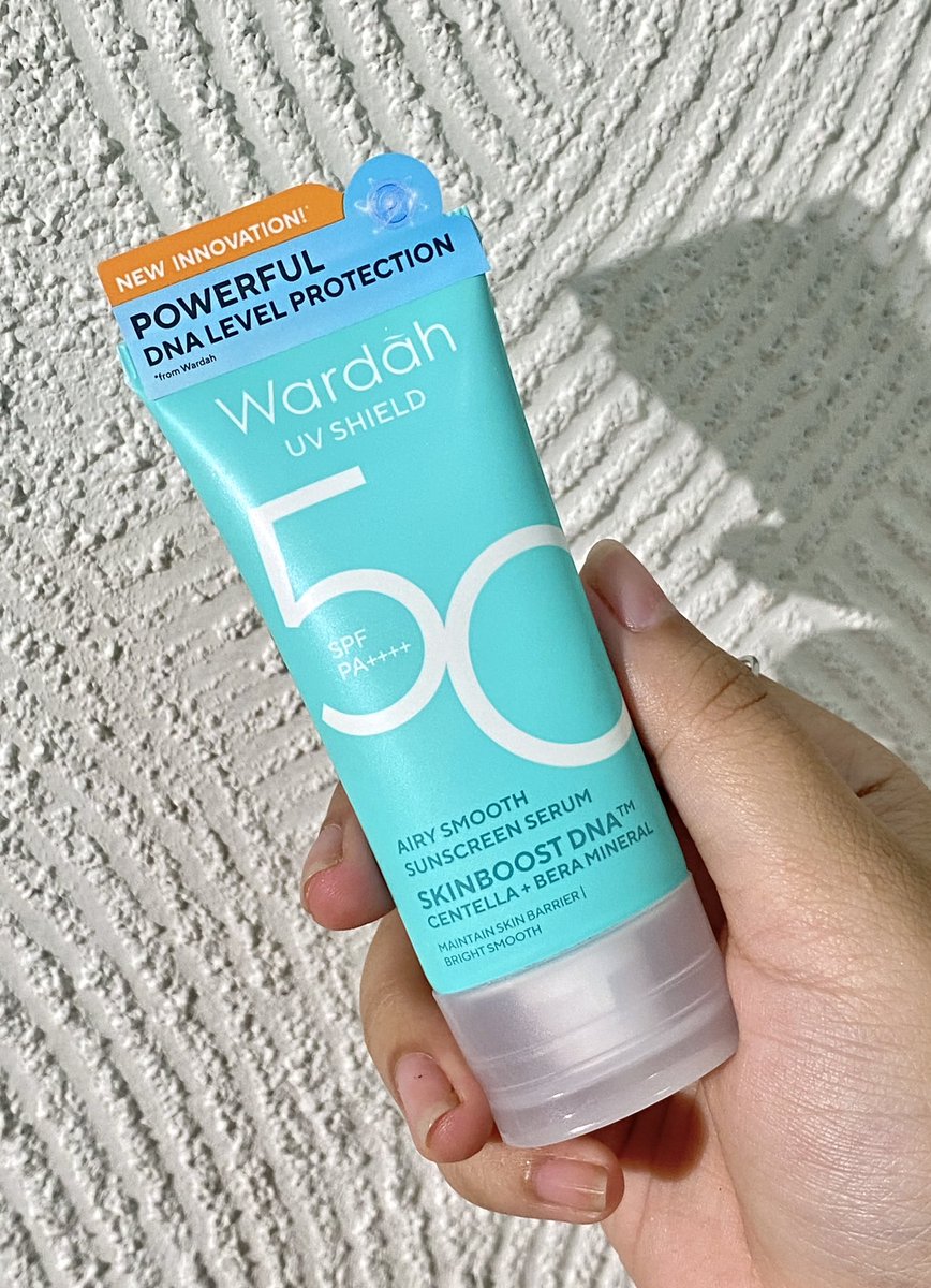 reviewbylia's tweet image. Please bgt cobain sunscreen wardah yg terbaru ini, spfnya 50 PA++++ &amp;amp; finishnya unique bgttt kulit jadi smooth powdery kaya abis pake bedak.. 🫠

Dia juga jadi 1-1 nya sunscreen lokal yg punya Skinboost DNA loh 😆