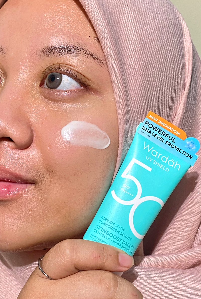 reviewbylia's tweet image. Please bgt cobain sunscreen wardah yg terbaru ini, spfnya 50 PA++++ &amp;amp; finishnya unique bgttt kulit jadi smooth powdery kaya abis pake bedak.. 🫠

Dia juga jadi 1-1 nya sunscreen lokal yg punya Skinboost DNA loh 😆
