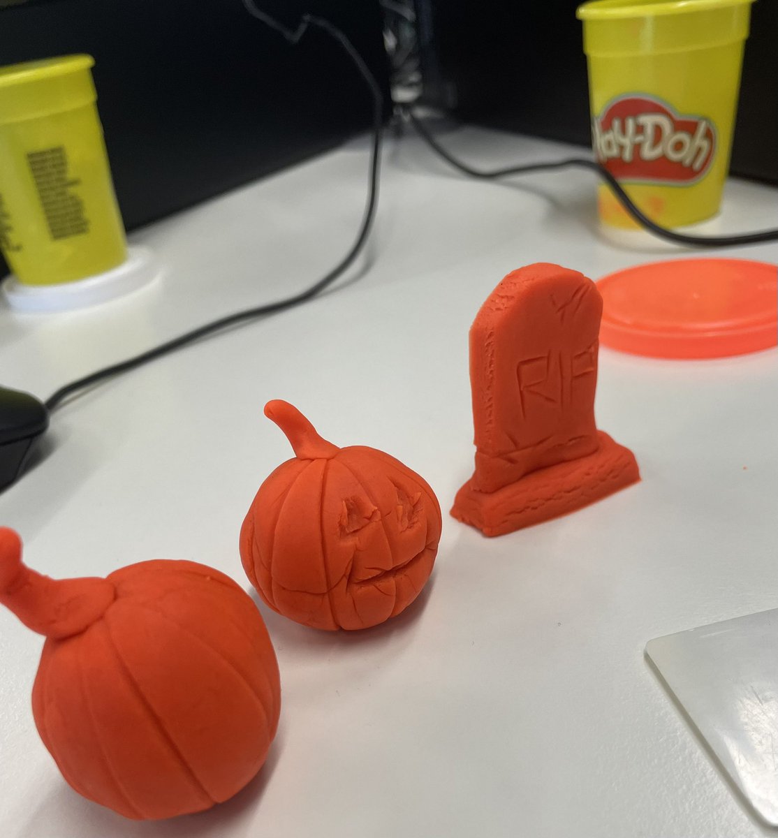 GarnockHE_CS's tweet photo. #cakecraft class using #playdoh to practice their modelling skills for #Halloween cakes! 🎃👻 https://t.co/ivF6eX6M4U