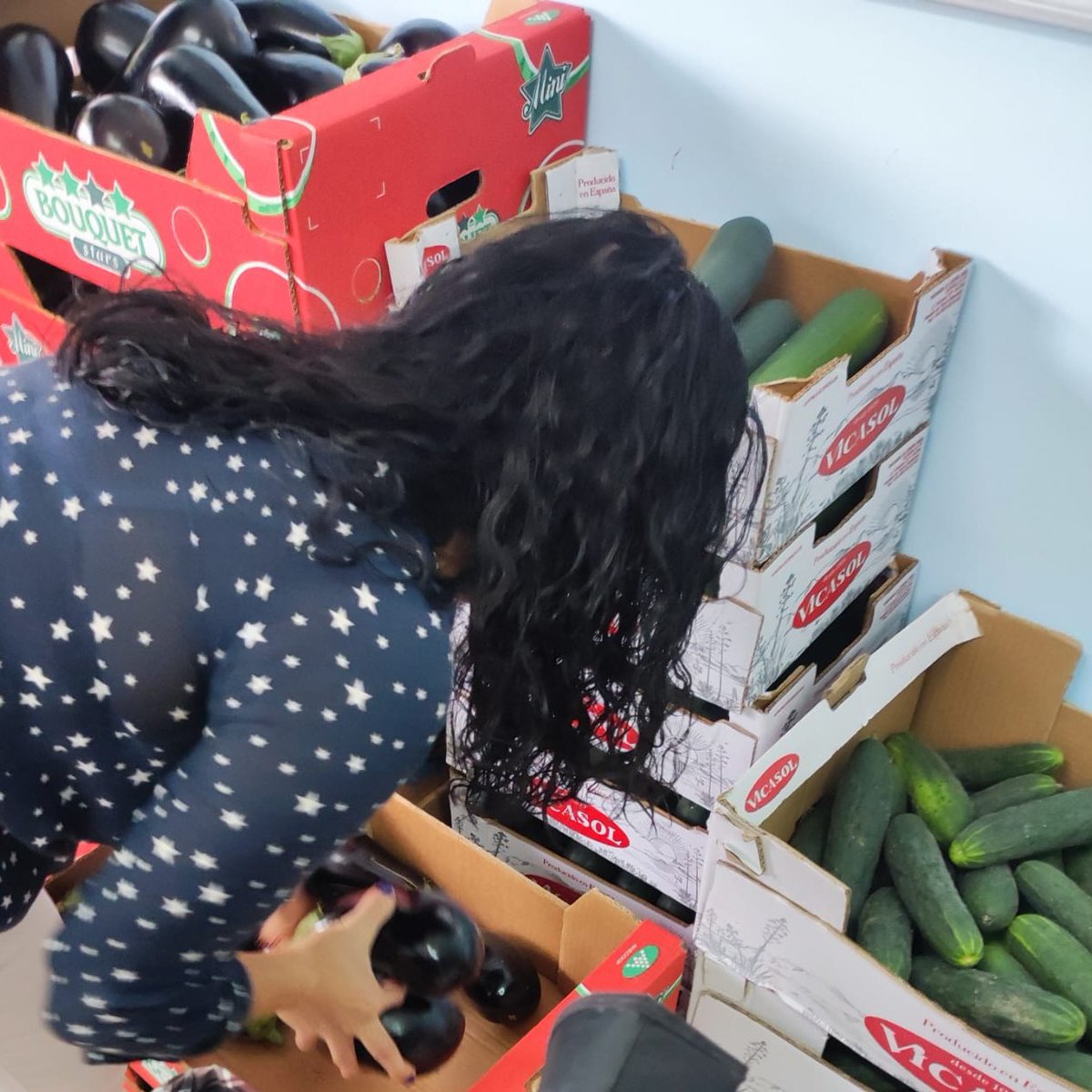 asociacionnaim's tweet photo. Reparto de frutas y hortalizas del #FEAGA distribuidos a través de #ASAEC.El personal técnico adscrito pertenece al proyecto de la @redcomedores en la que #NAIM es entidad ejecutante, subvencionado con cargo a la asignación tributaria del 0,7% del #IRPF por la @IgualdadAND https://t.co/vmo0rG0lLu