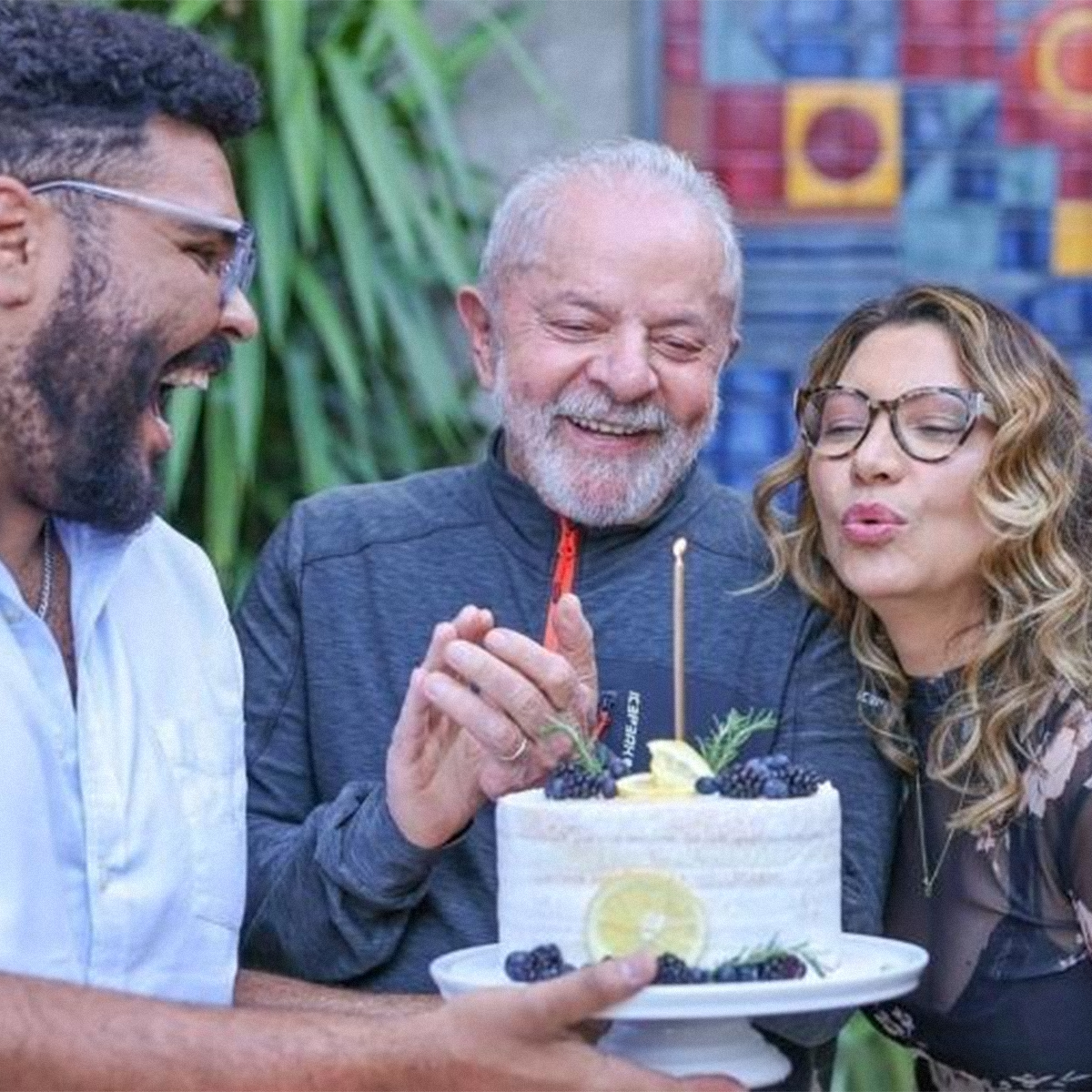 Hoje é dia de dar parabéns para o presidente <a href="/LulaOficial/">Lula</a> que está completando mais um ano de vida. São 78 anos na luta em defesa do povo pobre e oprimido. Feliz aniversário presidente, muita saúde e felicidades!