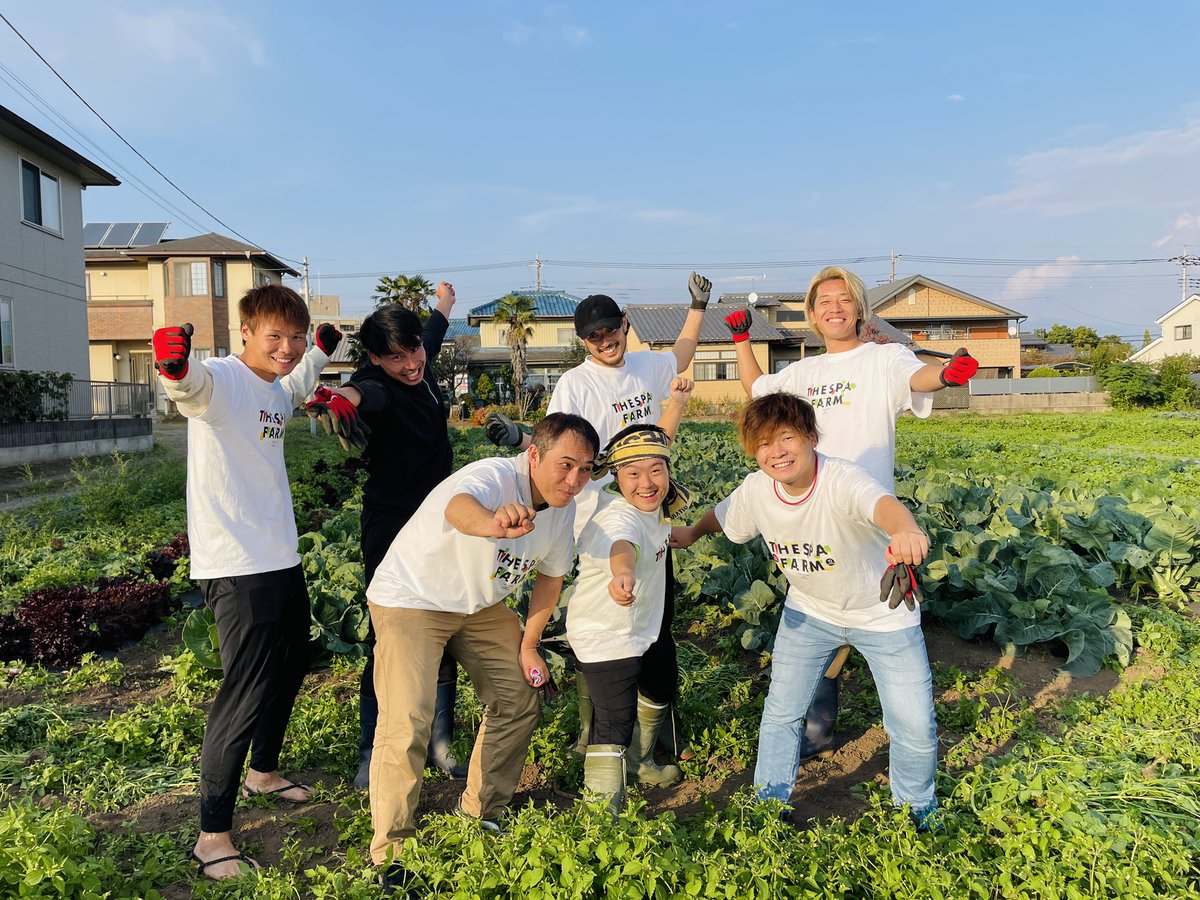 thespa_farm's tweet photo. /
#ザスパファーム 作業Day
\
今日はザスパファーマーと選手の共同作業でした🧑🌾
参加した選手は、清水選手、城和選手、山田選手…そしてなんとゲストとして平松選手も参加して頂きました👏
今回の作業は…
・マルチ際の雑草取り
2週間前は小さかった雑草が一気に大きくなったので、みんなでひたすら草取りをしました!
今日は人数も多いので和気藹々😃
山田選手の話し声をバックミュージックに、大変な作業でしたが楽しく作業をしました🥦💪😆
城和選手、清水選手は前回同様テキパキと作業を進めていきました🧑🌾
平松選手も初参加ながら、率先して草取りを!!
そして、山田選手は場を盛り上げてくれましたー👏👏
作業をしてくださったみなさま、おつかれさまでしたー!!
みんないい笑顔です👍
#thespa
#thespafarm #ザスパ
#ザスパクサツ群馬
#ザスファーム #ザスパファーマー
#シャレン #グンマーの秋
#細貝萌
#清水慶記
#白石智之
#城和隼颯
#山田晃士
#平松宗