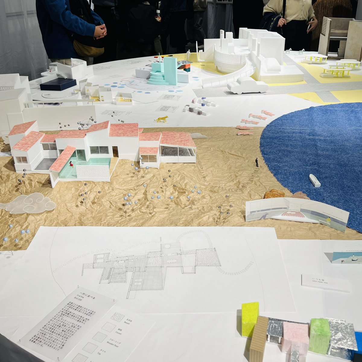 写真も載せとこ！
大島碧＋小松大祐(風景研究所)の膨大な思考の変遷。桝永絵理子(AATISMO)の美しい土壁(模型やテストピース、展示什器まで一貫して美しいのに写真撮り忘れた)。大野宏さんの愛らしいジョイントたちと、iii architectの途切れないお喋りみたいな模型群。